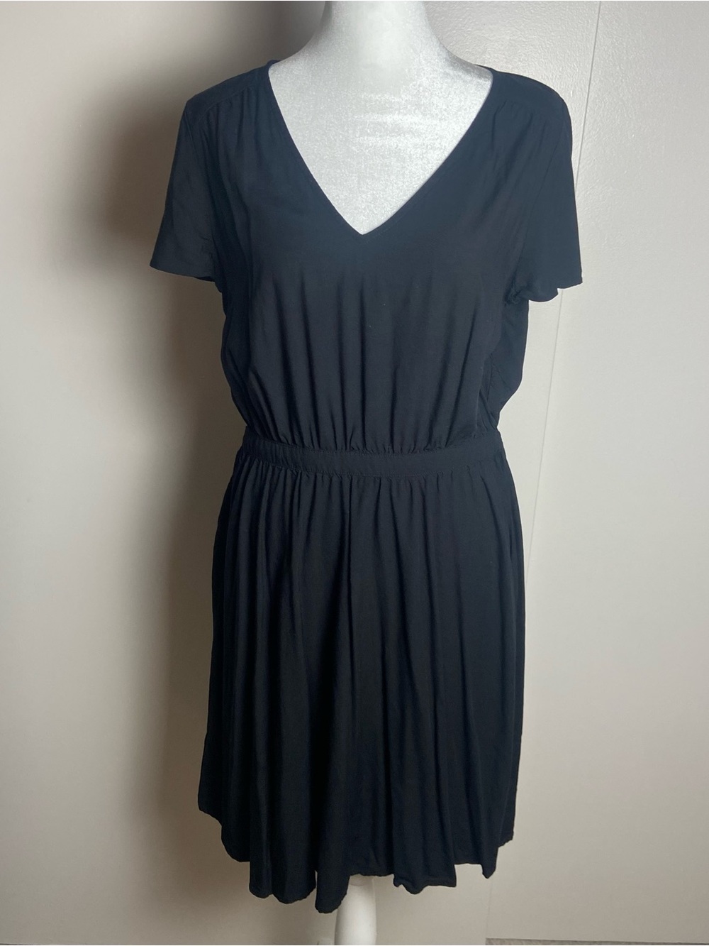 Old Navy Classic Black V-Neck Short Sleeve Dress